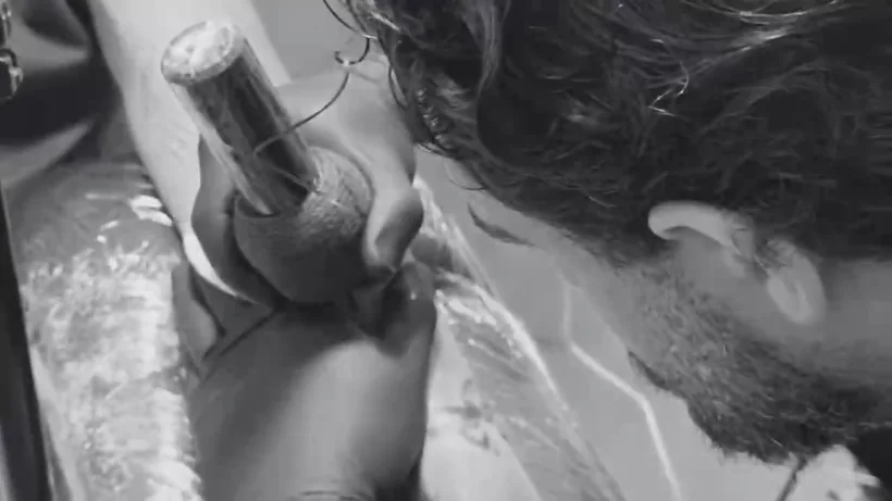 Guilhermo Gontijo tatuando una composición Fine Art en su estudio de Alicante